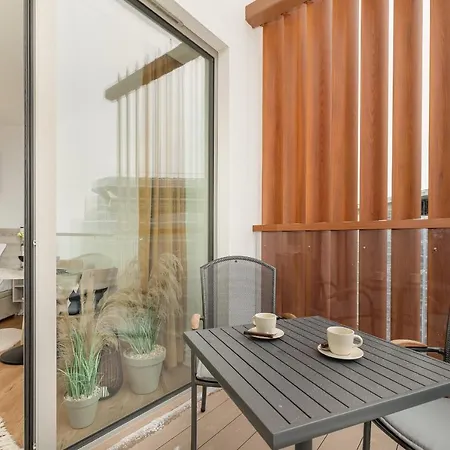 Sunny Coast With In By Renters Apartment *